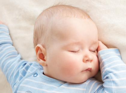 Sállal fojtotta meg egy éves csecsemőjét, majd az édesanya kezébe nyomta a baba dermedt testét