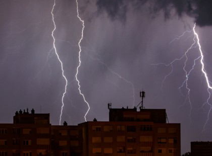 Súlyos veszély! Néhány óra múlva lecsap a vihar 90 km/órás széllel, JÉGESŐVEL, felhőszakadással, ERŐS VILLÁMTEVÉKENYSÉGGEL! Mindenki menjen zárt helyre!! Ezekre a megyékre adtak ki figyelmeztetést :