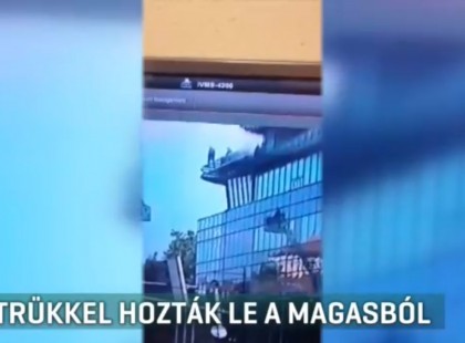 Felvette a térfigyelő kamera, ahogy visszarántják a leugrani készülő kecskeméti férfit