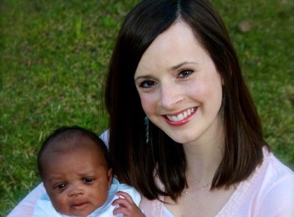 A fehér férfinek színesbőrű kisgyereke született, a Nő szerint sokat kávézott a férje. A férfi elhitte