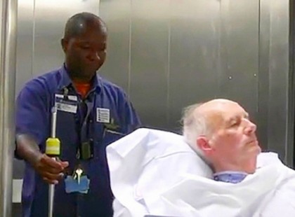 Lebukott!Ez a betegszállító 30 éve viszi a pácienseket a szobájukba. Ám most a kamera felveszi, mit csinál még: