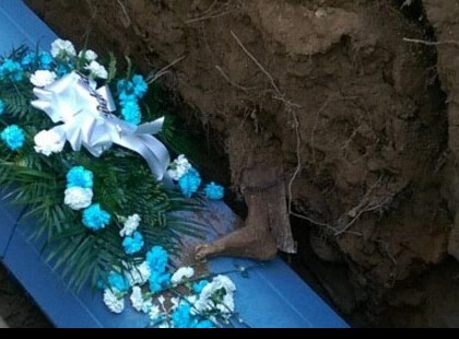 Sokkot kapott az egész család, mikor meglátták, mi van apjuk sírjában