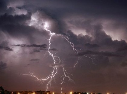 Közel sincs vége az ítéletidőnek ,csak most jön a java: már a másodfokú riasztást is kiadták - itt fog lesújtani a vihar órákon belül