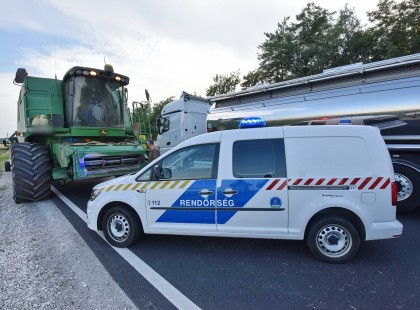 Előzésben lévő teherautót előzött volna az Audi, egy kombájn vágókésének rohant Kisdarócnál