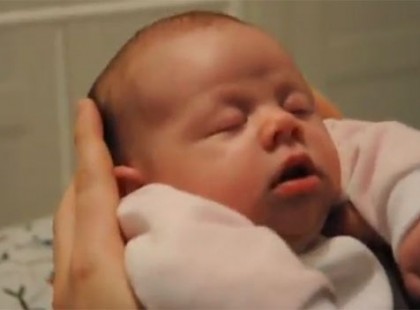 Ez az anyuka így altatta el a gyerekét, aki bele is halt. Hogy gondolhatta, hogy ez jó ötlet?