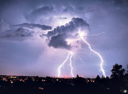 Jön a vihar!19 megyére adtak ki riasztást !Hatalmas égszakadás jön !2 cm-es jégdarabokra hívja fel a figyelmet a meteorológiai szolgálat, amihez 80 km/órás szél társul !