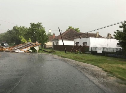 Brutális erejű vihar csapott le Hevesben,ház tetejét tépte le,fákat csavart ki