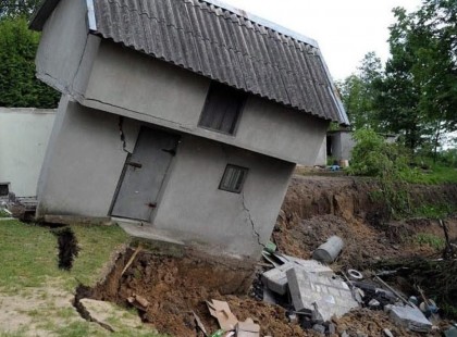 Rettenetes erejű vihar csapott le Hevesben, ház tetejét tépte le,fákat csavart ki!