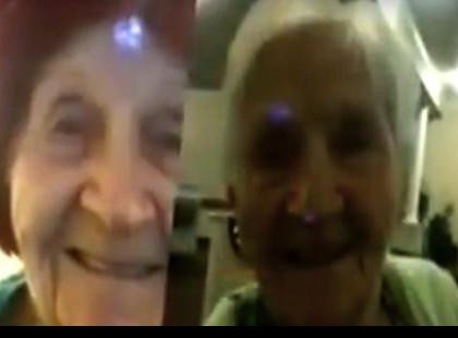 A nagymama egymást követően többször is 'kiesik tolószékből', ezért a család elhelyez egy rejtett kamerát, hogy kiderítsék az igazságot