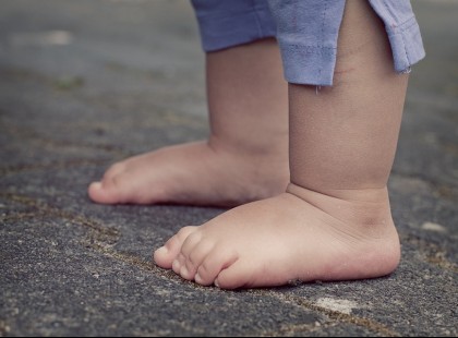 Le a cipőkkel: Ha mezítláb vagyunk, azzal agyunk fejlődését segítjük