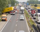 Baleset az M1-en, kamion a jobb pályáról áttért a főváros felé vezető pályára és ott árokba borult. közel 4 km-es a torlódás-