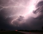 VESZÉLYES IDŐ csap le pár ÓRÁN belül ÖZÖNVÍZSZERŰ FELHŐSZAKADÁSSAL, 90 km/órás széllel és JÉGESŐVEL!!! Ablakokat becsukni, állatokat bezárni! >>>>