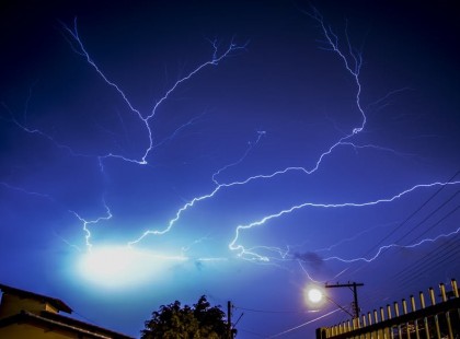 10 megyére adtak ki riasztást !Hatalmas égszakadás jön !2 cm-es jégdarabokra hívja fel a figyelmet a meteorológiai szolgálat, amihez 90 km/órás szél társul !