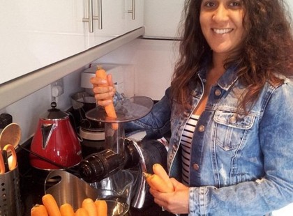 A 33 éves nőnél tavaly, három héttel az esküvője előtt diagnosztizált orvosa a mellrákot. Nem egyezett bele keble eltávolításába és a kemoterápiás kezelésbe, mert mindenáron családot akart.Visszautasította a kemoterápiát, répán él és egyéb alternatív szerekkel kezeli rákját, mert gyermeket szeretne. Gyógyul!