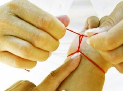 Ezt jelenti, ha valaki bal csuklóján meglátod a piros madzagot