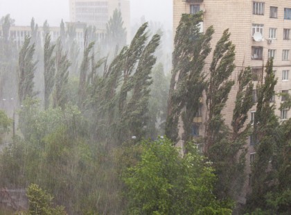 BAJ VAN! Küszöbön a gigavihar: rettentő erejű szél, NAGYMÉRETŰ JÉG és felhőszakadás tarolja le az országot! ABLAKOKAT BECSUKNI! Vigyázzatok, NEM VÉLETLENÜL adták ki EZT a riasztást! >>>