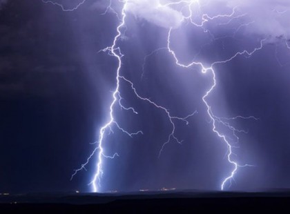 Éjfélre érheti el az országot a vihar – jégesővel, 100km/órás széllel tör be a front