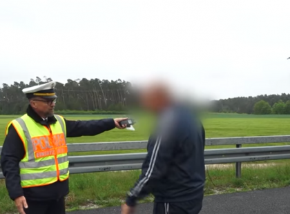 A német rendőr rendesen kiosztotta az autóbaleset áldozatát fotózó magyar autóst. Videofelvétel is készült az esetről: