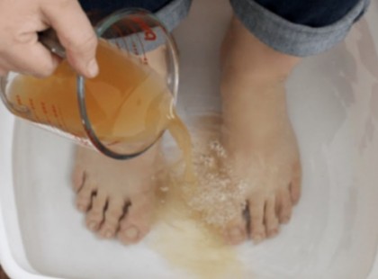Áztasd a lábaid ebben a keverékben 30 percen át – Kerüld el a betegségeket és méregteleníts