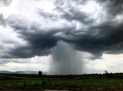 Fülsiketítő Égzengéssel, 70 km /órás széllel, hatalmas FELHŐSZAKADÁSSAL, cikázó villámokkal és JÉGESŐVEL csap le a vihar pár órán belül!!! >> ITT a lista – ezekre a megyékre már kiadták a figyelmeztetést :