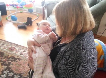 Pici baba a nagymamája karjaiban fekszik – mikor énekelni kezd neki a baba reakciója fantasztikus