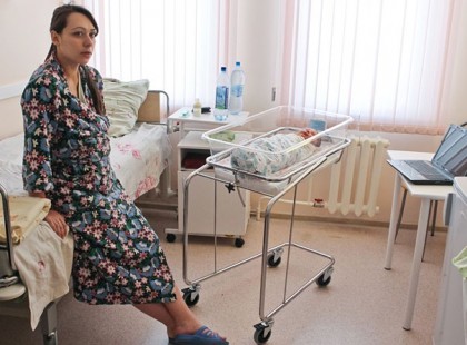 Síelni volt a nőgyógyászom miközben én szültem, de a szülés másnapján megjelent Ő, és a nadrágjára mutogatva EZT mondta. A szobában megfagyott a levegő..