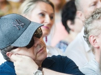 Ennyi idő után újra felbukkant!!! Közel 170 kilóra hízott Friderikusz Sándor! A hasát nézzétek…..