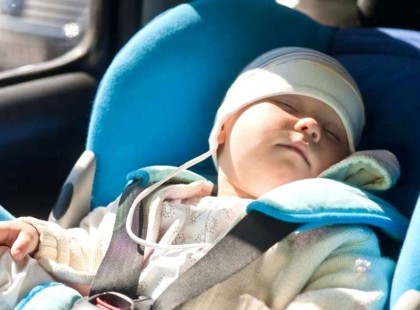 Elfelejtette az anya, hogy a kocsiban hagyta a 2 éves kislányát – a pici szörnyethalt a tűzforró autóban