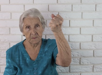 Ez a 69 éves nyugdíjas néni megunta az orvosnál a várakozást, ezért izomból orrba vágta az asszisztenst