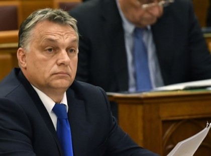 Orbánt le hülyegyerekezték a parlamentben - videó