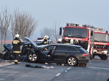 Most kap­tuk a hírt: bru­tá­lis bal­eset a 4-es főúton, küz­de­nek a sé­rül­te­kért