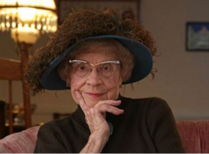 A nagymama 10 legsúlyosabb tanácsai: 1-Óvakodj a szenvedélyes férfiaktól, mert csak baj hoznak rád! 2-