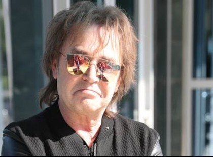 Szikora Robi nem kisnyugdíjas, kitálalt és őszintén beszélt arról, milyen színvonalon él! Döbbenetes, amit a pénzéről mondott. Sok pályatársa ellenére Ő nem panaszkodik..! - Oszd meg, ha szerinted is így kellene mindig művészünknek!