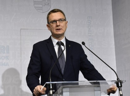 ÚJDONSÁG! Itt a nyugdíjpótló támogatás – havi 50 ezre forintról döntött az ALKOTMÁNYBÍRÓSÁG a nyugdíj mellé! A kormányhivatalnál igényelje, minél előbb :