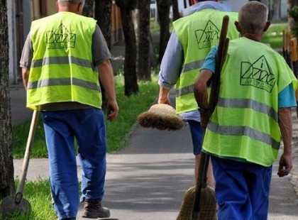Percekkel ezelőtt jelentették be!!! Közel 1 havi bért kap ajándékban Minden KÖZMUNKÁS A KORMÁNYTÓL! Hivatalos!!! EKKORA összeg érkezik pontosan a számládra :