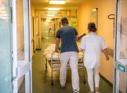 A sürgősségi osztályra behoztak egy 70 év körüli bácsit súlyos sérüléssel! Azt mondták, majd ha lesz rá kapacitás megvizsgálják! Fél óra várakozás után benyitottam....