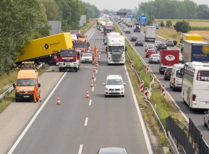 Baleset az M1-en, kamion a jobb pályáról áttért a főváros felé vezető pályára és ott árokba borult. közel 4 km-es a torlódás-