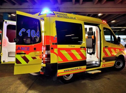 Ez tényleg botrányos! TEGNAP HAJNALBAN EGY 30 KILÓS IDŐS NÉNIT HOZTAK BE A KÓRHÁZBA. ALUL FEDETLENÜL, EZ MÉG NEM MINDEN