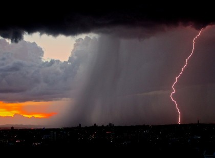JÖN A FELHŐSZAKADÁS 70 km/h viharral !ITT CSAP LE ELŐSZÖR AZ ORSZÁGRA és nagyon durva LESZ