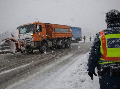 Nem fog hinni a szemének: Havazik esett az M3-ason
