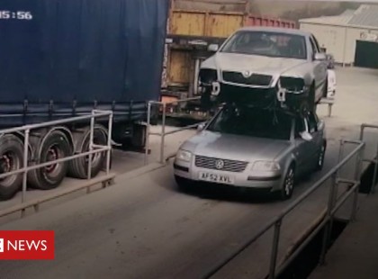 A Passat tetején vitt egy másik kocsit, “azt hitte szabályos” - videó