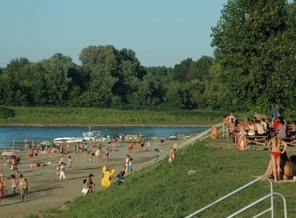 Itt a titkos magyar beach, amiről csak a helyiek tudnak pedig reklámozni kéne : homokos “tengerpart” Magyarországon! Strandolás, vizisportok, tökéletes üdülőhely gyerekeknek és felnőtteknek!