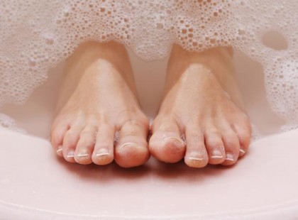 Az anyósom szódabikarbónás tejbe áztatta a lábát: elképedtem, amit művelt vele