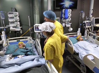 Élet és halál között lebeg az egyik szétválasztott iker gyermek