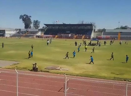 Sokkoló videó: mindenki szeme láttára nyelt el a föld egy fiatal focistát – videó