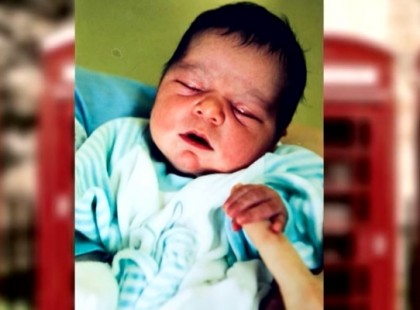 Ez a férfi egy kisbabát talál az üres fülkében – 22 évvel később egy idegen jelöli be őt a közösségi oldalon