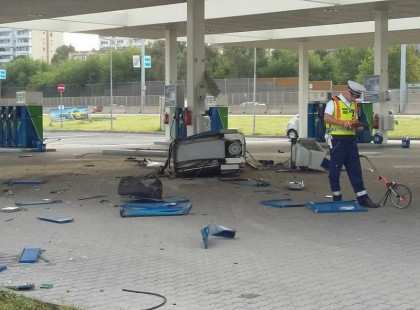 MOST ÉRKEZETT: Egy egész benzinkutat letarolt egy figyelmetlen autós az M3-ason