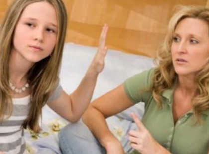 A tudomány szerint a zsémbes anyák sikeres lányokat nevelnek