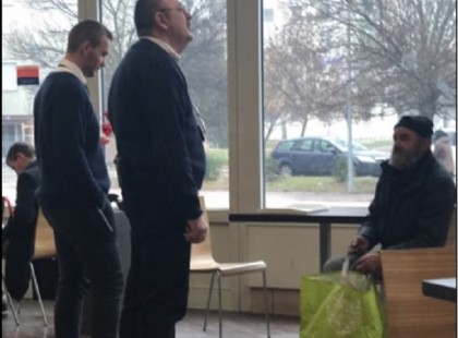 A tescó biztonsági őrök odamentek a békésen üldögélő hajléktalan bácsihoz, és mindenki szeme láttára ezt tették vele
