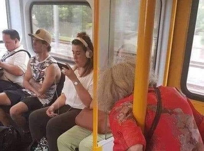 Ma a villamoson nem adták át a helyet ennek az idős néninek, ekkor jött egy roma ember és ezt tette